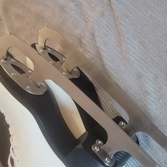 American White Ice Skates Womans size 6 - Picture 3 of 4